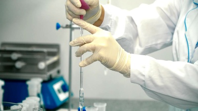 科学家将透明液体倒入玻璃管