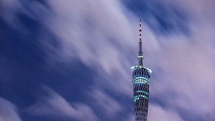 标志性的广州塔在云中的黄昏。时间间隔