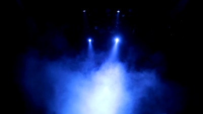 上演特效。戏剧性的烟雾。演出期间剧院舞台上的聚光灯