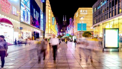 上海夜间人潮拥挤的商业街。时间间隔