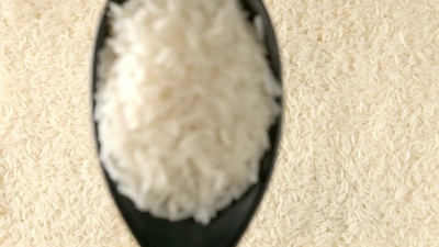 俯视 白米饭的勺子落在米饭上(慢动作)