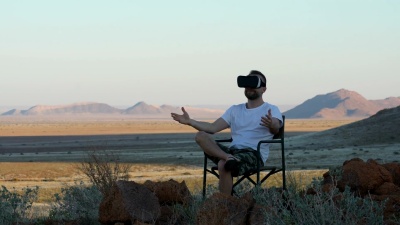 探索虚拟现实的人。VR头戴式耳机