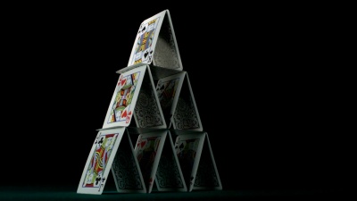 金字塔扑克牌屋倒下，慢动作