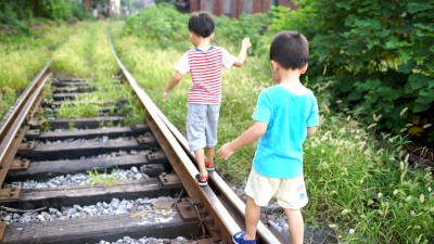 孩子们在跑道上玩耍