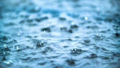 水滴落入湖中。宏和慢动作。