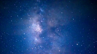 延时摄影的星月在夜空中