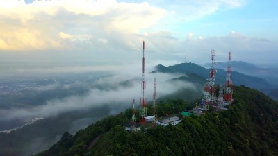 城市中有雾的电信桅杆电视天线的鸟瞰