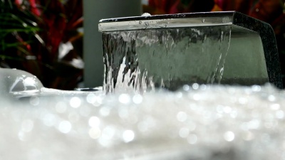 水从水龙头到按摩浴缸