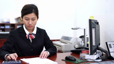 实时银行出纳员正在处理业务