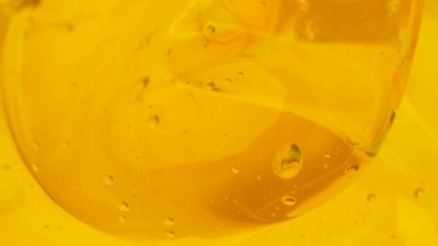 倒蜂蜜。特写