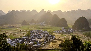 中国南方一个小村庄的日落时差。
