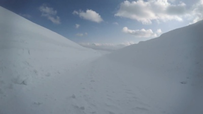 多雪的冬季公路行驶- -