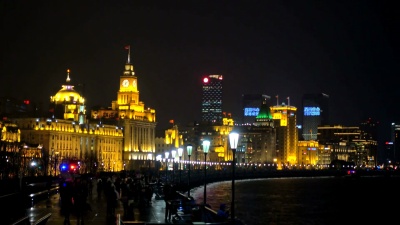 黄浦江与浦西北部天际线为背景