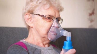老年妇女呼吸氧鼻导管