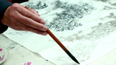 中国艺术家用毛笔画中国画，实时。