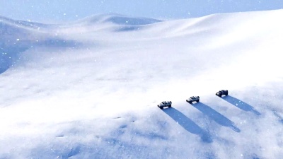雪暴时雪域沙漠中的越野车