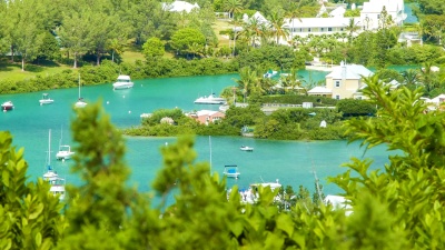 百慕大群岛水道，绿色植物，建筑和船只