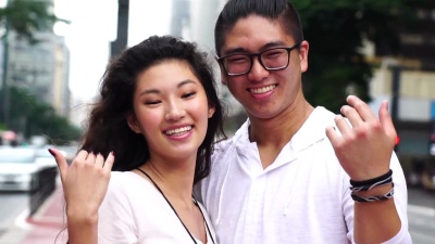 一对年轻的亚洲夫妇邀请某人来