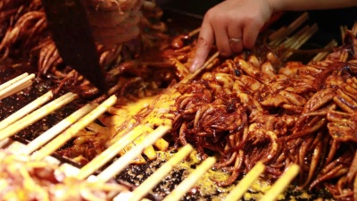 北京食品市场上的街头小吃-鱿鱼和章鱼