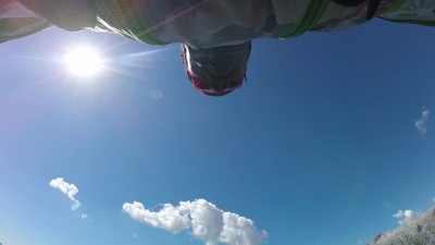 翼服飞行员沿山崖飞行的POV
