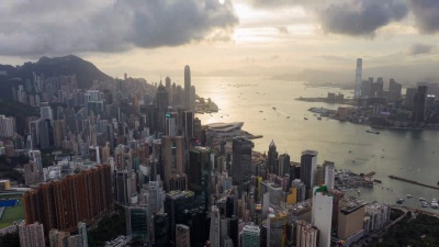 日落中的香港空中超速飞行