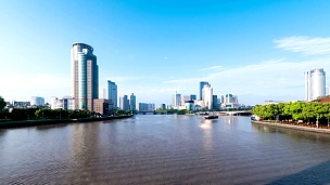 白天，延时摄影，宁波河岸的天际线和现代建筑。