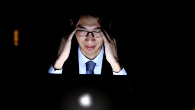 晚上在办公室里看起来忧心忡忡的商人