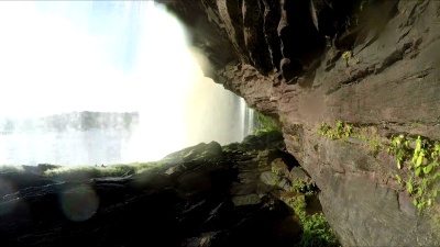 在狂暴漫游的瀑布后面隐藏着一幅风景。