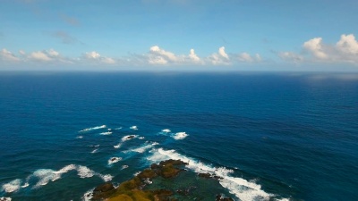 鸟瞰热带岛屿，海滩，岩石和海浪的海景。Catanduanes，菲律宾