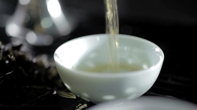 在杯子里倒茶