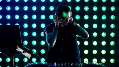 戴着耳机听音乐的DJ。慢动作。