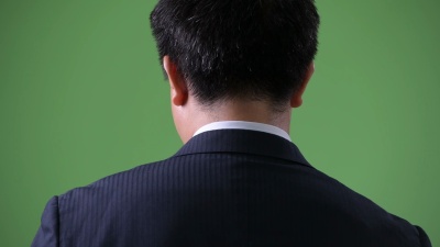 绿色背景下的成熟日本商人