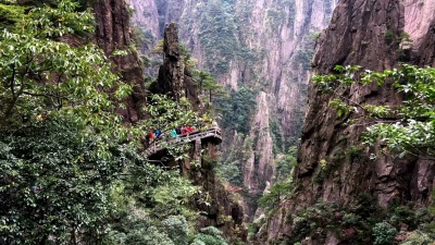 峡谷中步行的徒步旅行者