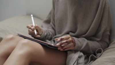 床上辛勤工作的女艺术家
