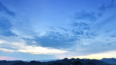   陆地上的云景和地平线，延时摄影