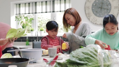 家人一起炒菜