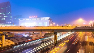 北京高架路下繁忙的道路交通。时间间隔