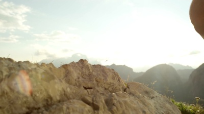 走近穿着登山靴的女性徒步旅行者登上落基山脉
