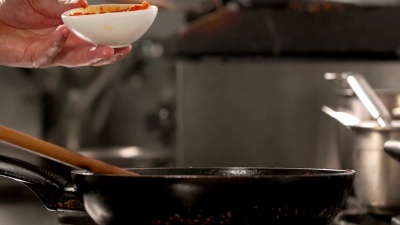 烹饪中的辣椒香料-慢动作