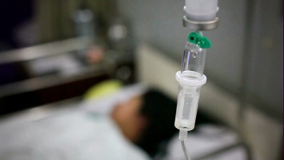 躺在医院病床上的女人