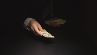商人数了数，把一堆钱放在桌子上