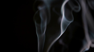 慢动作 在黑色背景上更改烟雾曲线