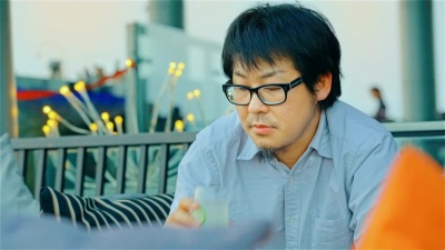 悲伤孤独的亚洲男人期待着独自在餐厅喝酒