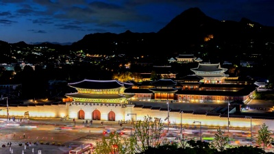 韩国首尔庆博宫的延时摄影和车灯的车速。
