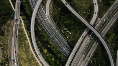 高速公路交叉口立交的无人机俯视图。