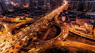 中国上海高速公路和交通的鸟瞰和延时摄影