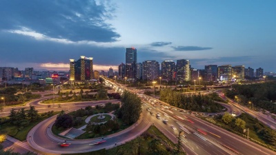 延时摄影-繁忙道路交叉口的鸟瞰，黄昏到夜晚的过渡
