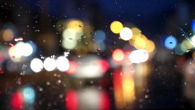 窗子上的雨点