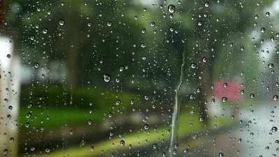 雨滴落在窗户上雨滴集中在雨天的窗户上。