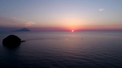 日落或日出时地中海海洋的移动侧鸟瞰和遥远的岛屿。自然户外旅游建立者，意大利，西西里风成岛。夏季或春季. 无人机建立视频